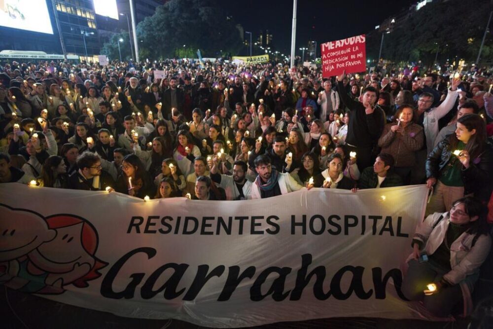 El personal del hospital público de pediatría Garrahan celebra una manifestación con velas para exigir mejores salarios y una mayor financiación del gobierno, en Buenos Aires, Argentina, el lunes 2 de junio de 2025.