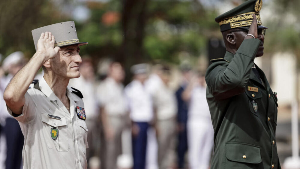 El jefe del Estado Mayor de Senegal, el general Mbaye Cissé, y el general francés Pascal Ianni, al mando de las tropas francesas en África, durante la ceremonia en la que Francia entregó Camp Geille, en Dakar, el 17 de julio de 2025.