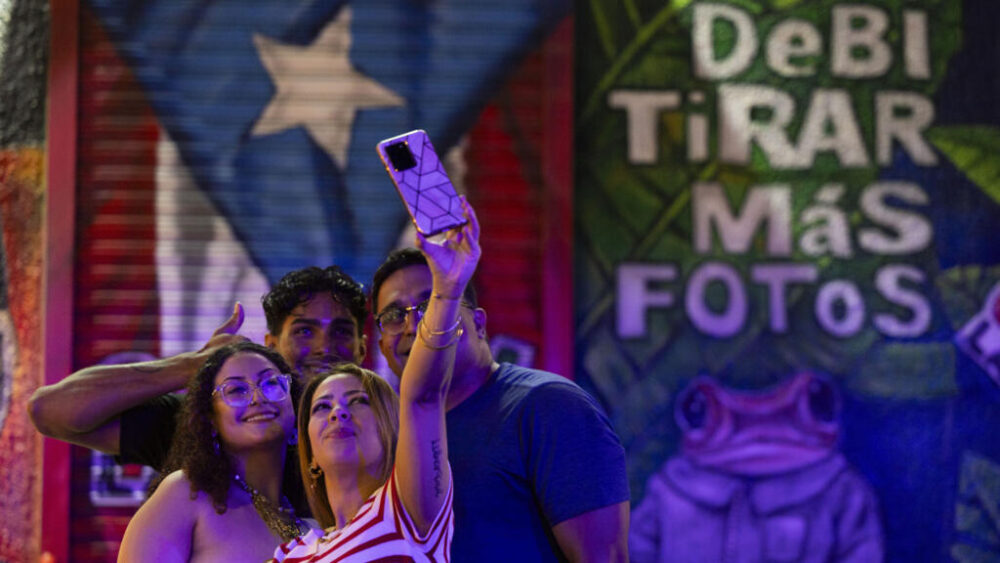 Un grupo de turistas se hace una foto en San Juan el 12 de julio de 2025