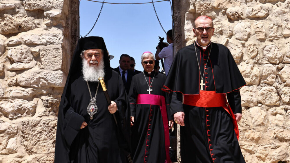 El patriarca latino católico de Jerusalén, Pierbattista Pizzaballa (D), y su homólogo ortodoxo griego, Teófilo III (I), en el pueblo cristiano palestino de Taybé, en Cisjordania ocupada, el 14 de julio de 2025