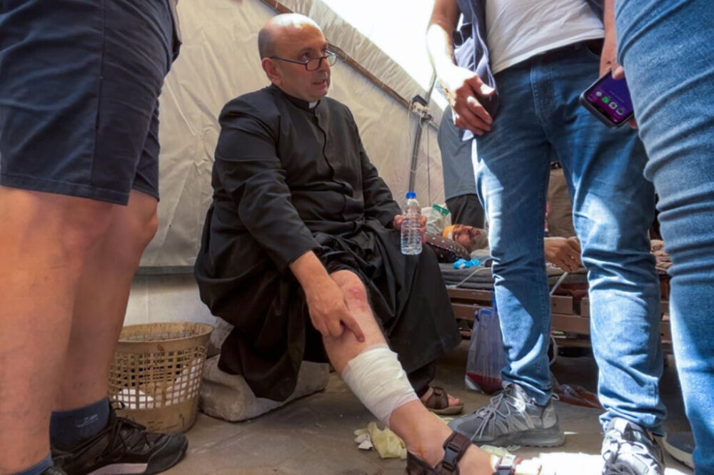 El padre Gabriel Romanelli, herido en un ataque israelí contra la Iglesia de la Sagrada Familia en Gaza, el 17 de julio de 2025