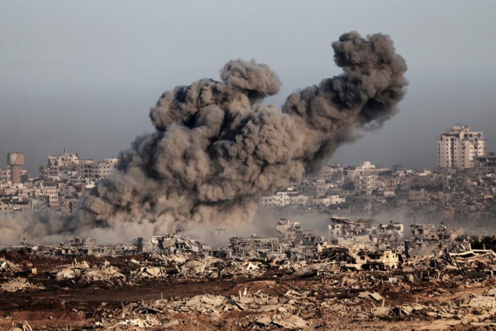 Una foto tomada desde una posición en la frontera de Israel con la Franja de Gaza muestra el humo que se eleva durante un ataque israelí en territorio palestino el 17 de julio de 2025