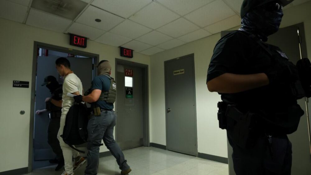 Un hombre detenido por agentes federales después de una audiencia en una corte de inmigración situado en el edificio federal Jacob K. Javitz de Nueva York, el 17 de julio de 2025.