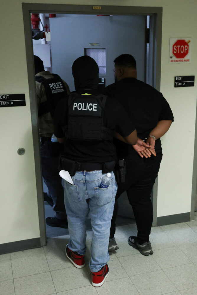 Agentes federales detienen a un hombre tras una audiencia en una corte de inmigración situada en el edificio federal Jacob K. Javitz de Nueva York, el 17 de julio de 2025.