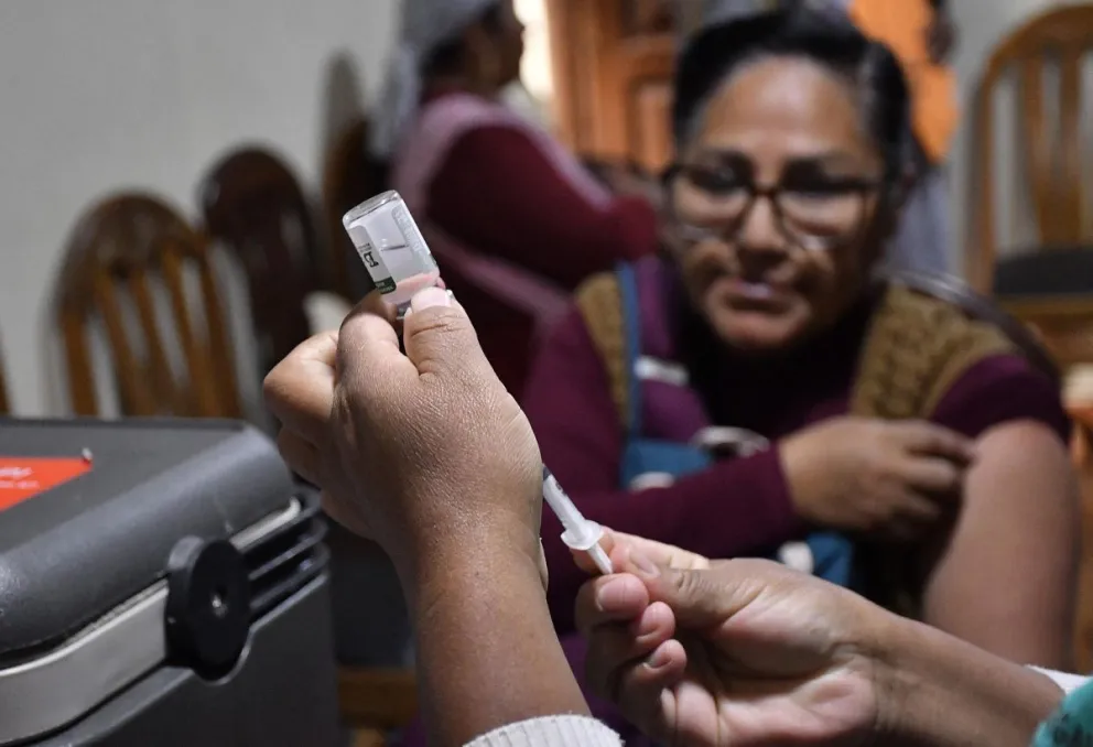 Foto de archivo, tomada el 25 de junio, del detalle de las manos de un enfermero al alistar una jeringa con una dosis de una vacuna contra el sarampión, durante una campaña de inmunización, en Cochabamba. Foto: EFE