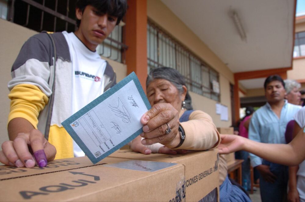 La ciudadanía acude a las urnas a emitir su voto, en día de elecciones