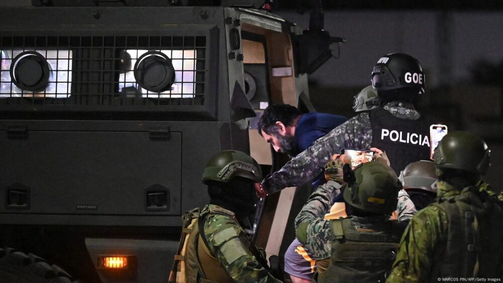 "Fito" es trasladado por personal militar a su llegada a la base aérea de Guayaquil, Ecuador, tras su recaptura en Manta (25.06.2025)