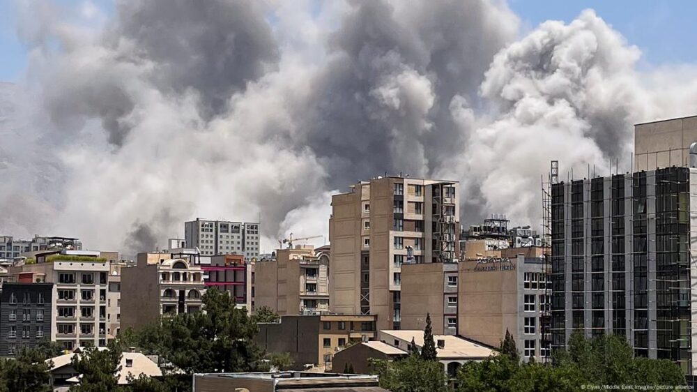 Humo sobre edificios en un ataque de la Fuerza Aérea de Israel en el cuartel general de la Guardia Revolucionaria de la República Islámica de Irán, en junio de 2025.