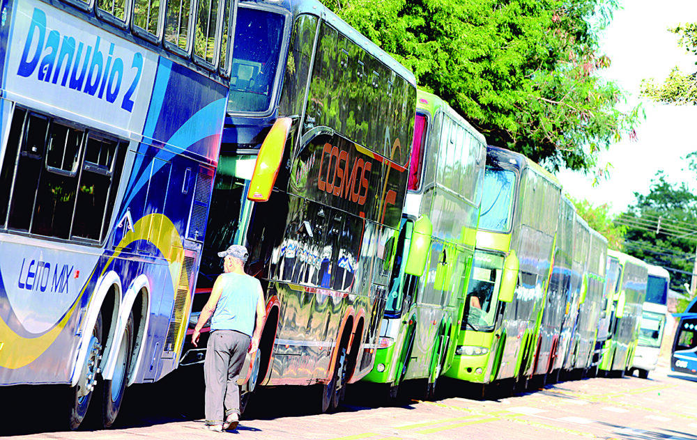 Las unidades de varias empresas de transporte que operan hacia distintos destinos del país forman extensas filas para abastecerse de diésel