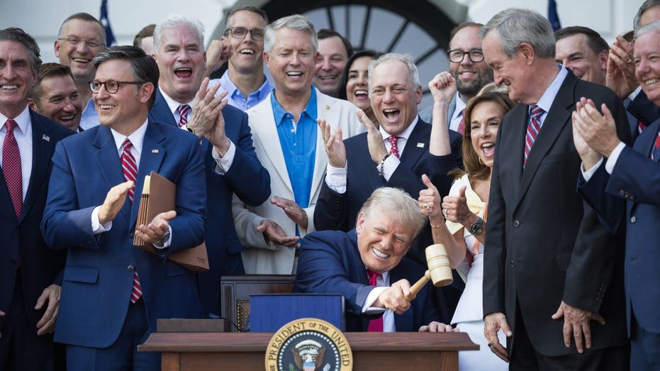 Donald Trump celebra su "grande y hermosa factura"
