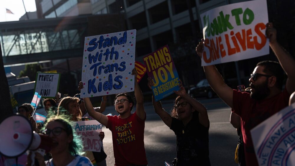 Manifestantes transgénero frente al hospital infantil de Los Ángeles