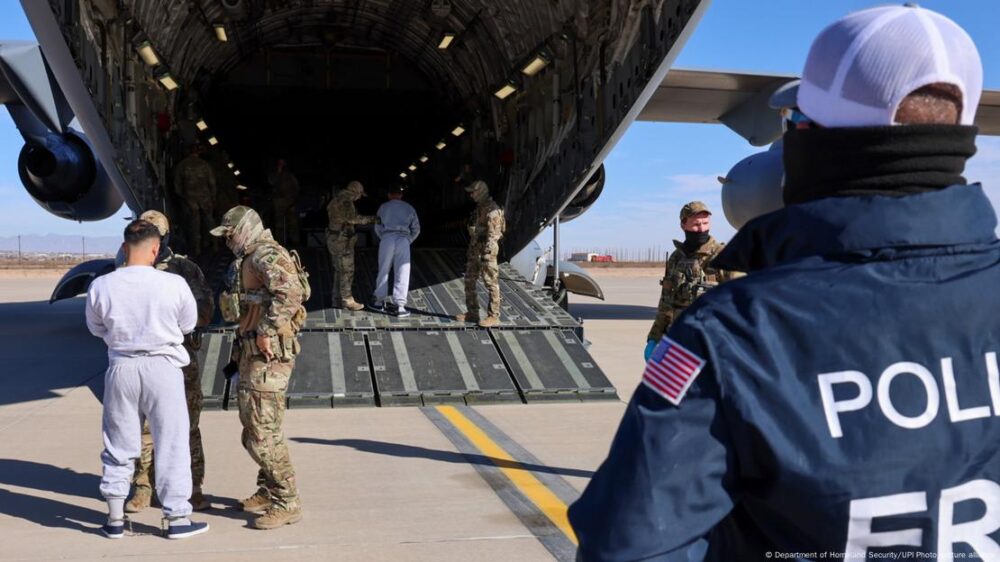 Primer vuelo de extranjeros criminales, todos ellos parte del Tren de Aragua, una violenta organización criminal, preparándose para despegar hacia la bahía de Guantánamo (05.02.2025)