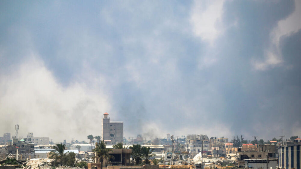 Un bombardeo israelí, fotografiado el 21 de julio de 2025 desde Deir el Balah, en el centro de la Franja de Gaza