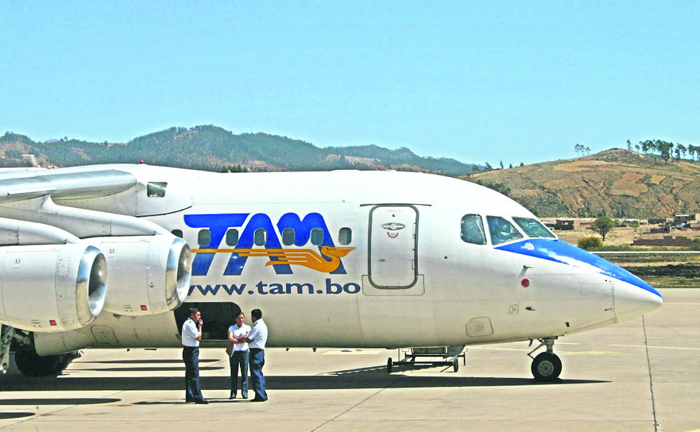 El TAM tiene abandonado un avión Bae Avro RJ70 en Inglaterra.