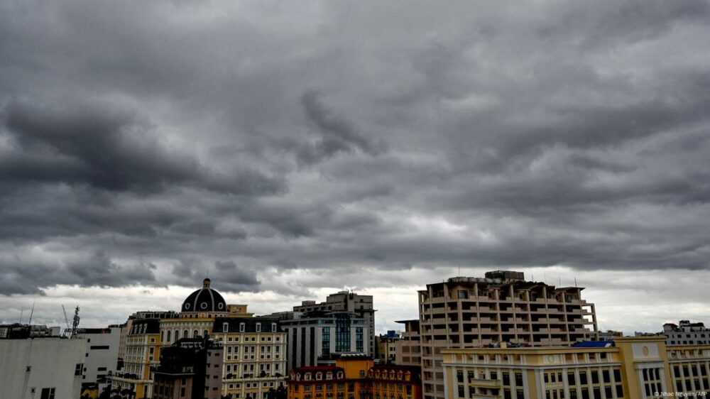 Nubes oscuras se ciernen sobre la capital vietnamita debido al tifón Wipha.