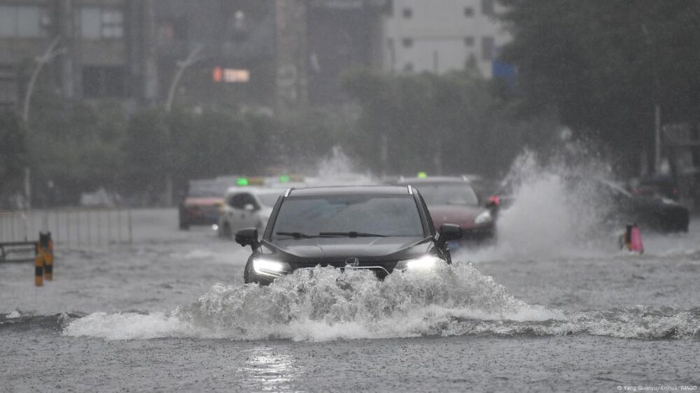 Un automóvil en medio del agua por inundaciones tras el paso del tifón Wipha en China.