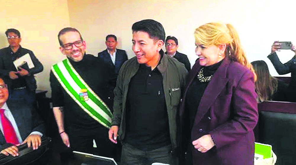 El gobernador electo de Santa Cruz, Luis Fernando Camacho; el dirigente potosino, Marco Pumari y la expresidenta Jeanine Añez, en audiencia.