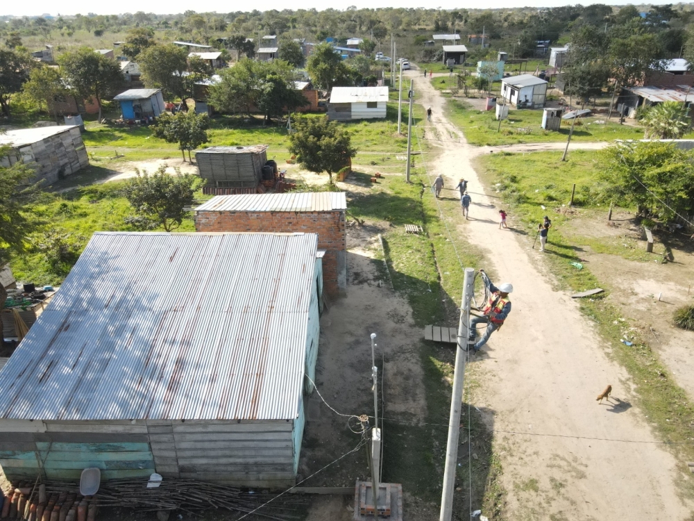 ENDE amplía red eléctrica para beneficiar a familias de Trinidad