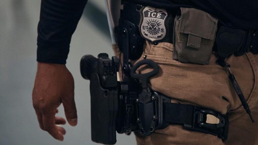 Un agente federal patrulla durante una audiencia de inmigración dentro del edificio federal Jacob K. Javits el 11 de junio de 2025 en la ciudad de Nueva York.