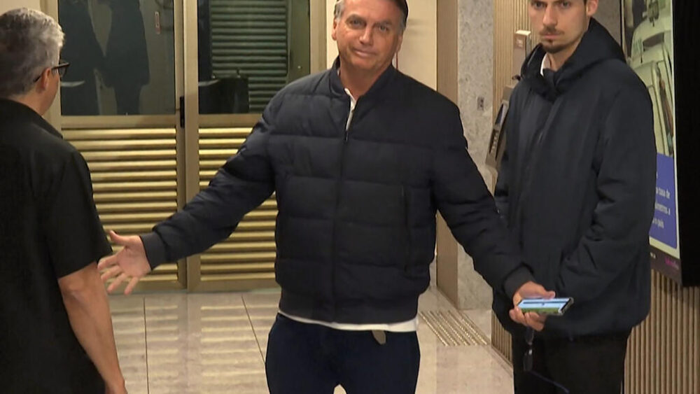 Una imagen tomada de un vídeo de AFPTV muestra al expresidente brasileño Jair Bolsonaro llegando a la sede central de su partido político, el 23 de julio de 2025 en Brasilia