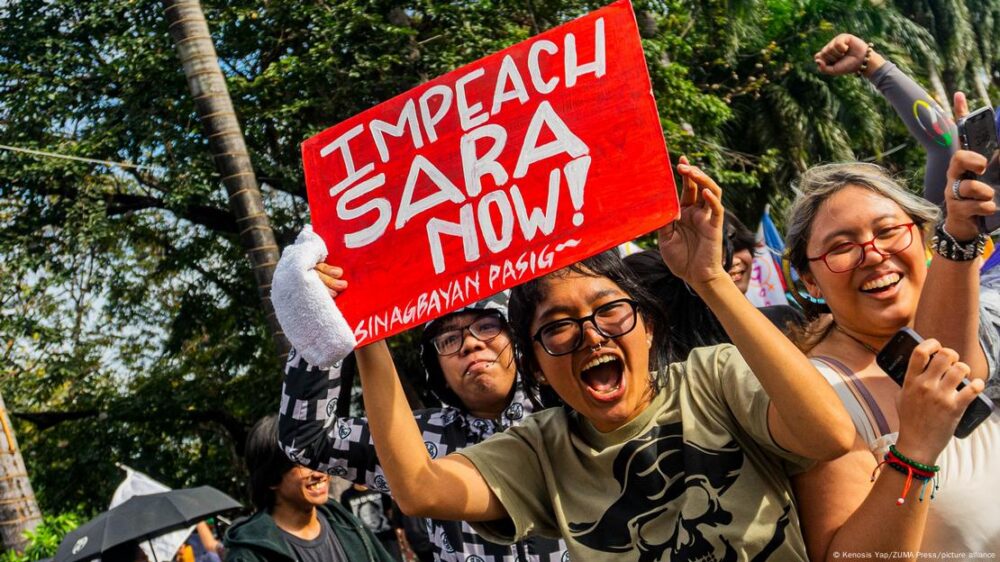 Protestas contra Sara Duterte en Filipinas. Una persona sostiene un cartel que dice: "¡Juicio político a Sara ahora!"