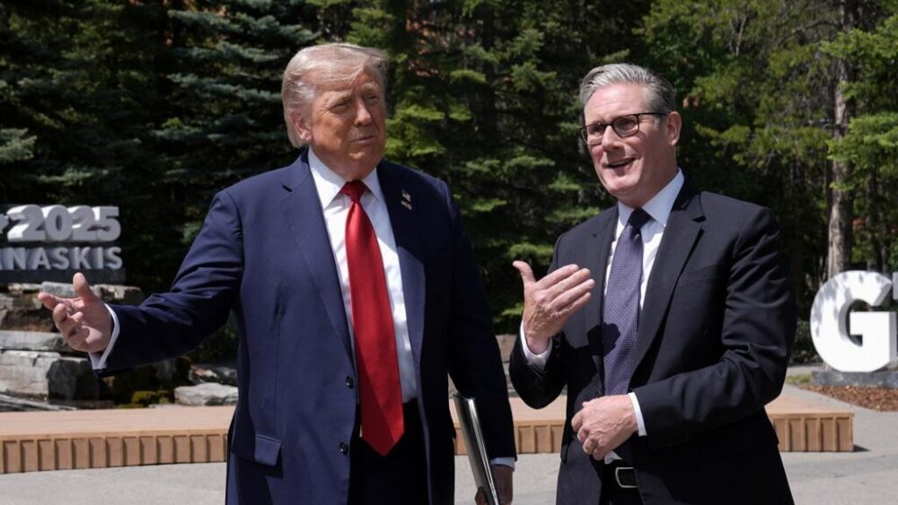 El premier británico Keir Starmer intentará reforzar la buena relación que tiene con Donald Trump. Foto: Trump y Starmer hablan con los periodistas durante la cumbre del G7 en Canadá, el 16 de junio de 2025.