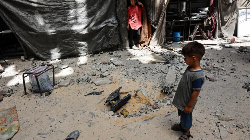 Un niño palestino desplazado observa los daños tras un bombardeo israelí en una escuela convertida en refugio en Rimal, un barrio de Ciudad de Gaza, el 25 de julio de 2025