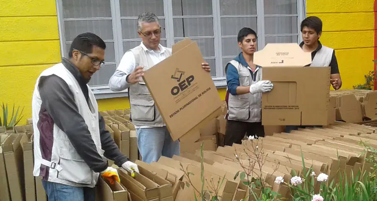 Funcionarios del Órgano electoral manipulan el material electoral (Foto archivo)