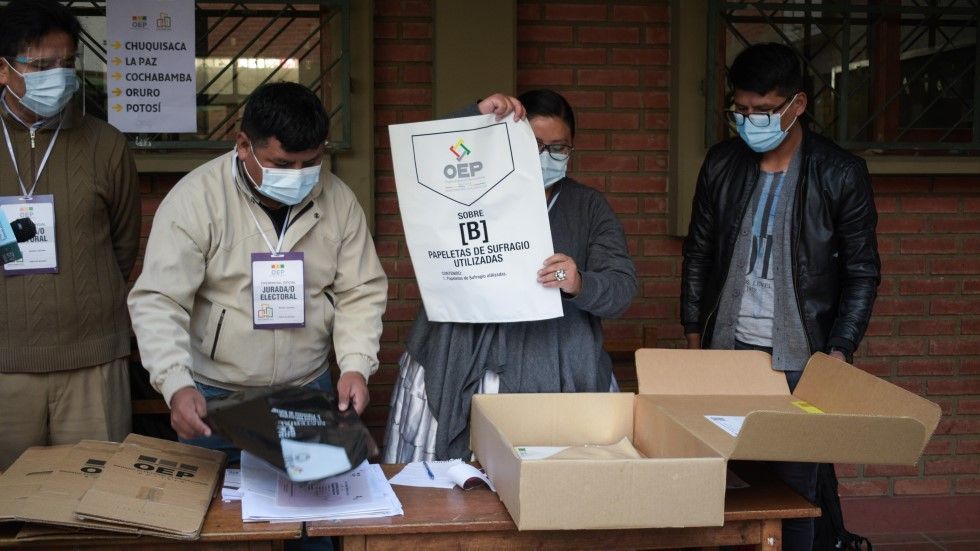 Una imagen referencial de la manipulación de material electoral de una anterior elección. 