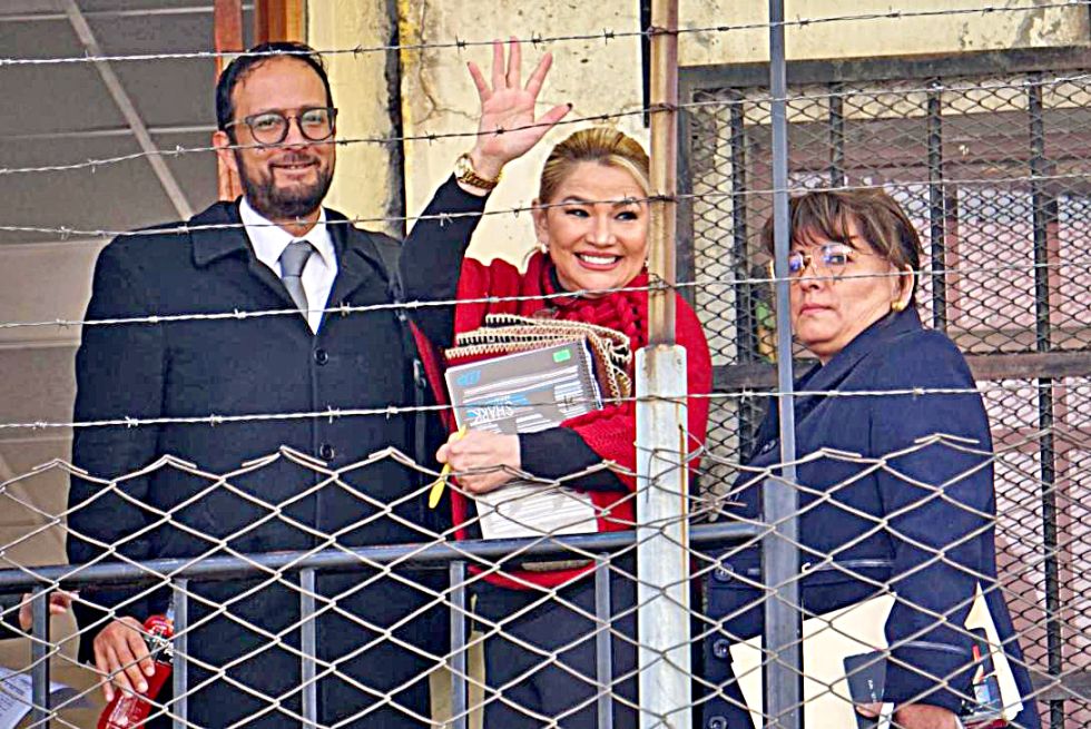 LA PAZ. La expresidenta Jeanine Áñez junto a sus dos abogados, Luis Guillén y Norka Cuéllar.