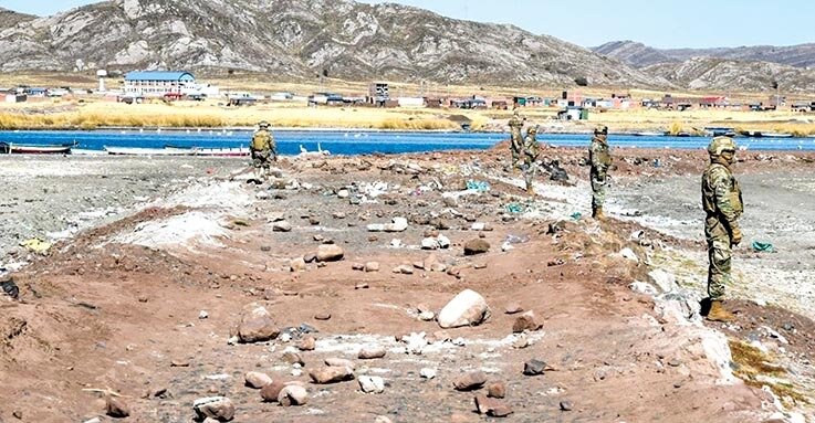 Un camino habilitado por contrabandistas en la plataforma 'La Carrroñera' en Desguadero, punto fronterizo con Perú, en septiembre de 2024./ MINISTERO DE DEFENSA