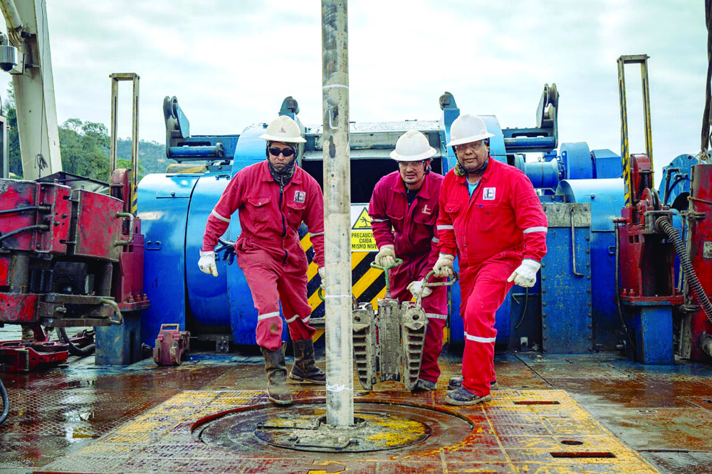 Operarios en acción durante trabajos de perforación en un pozo petrolero