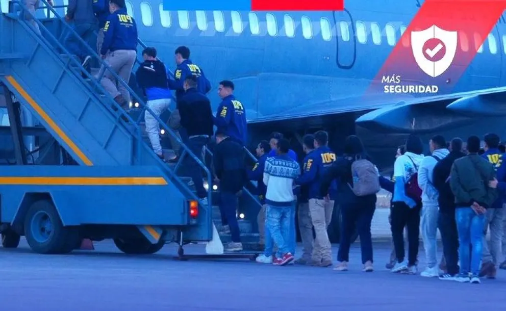 Varios deportados, al momento de abordar el vuelo que los sacará de Chile. Foto; Migración Chile