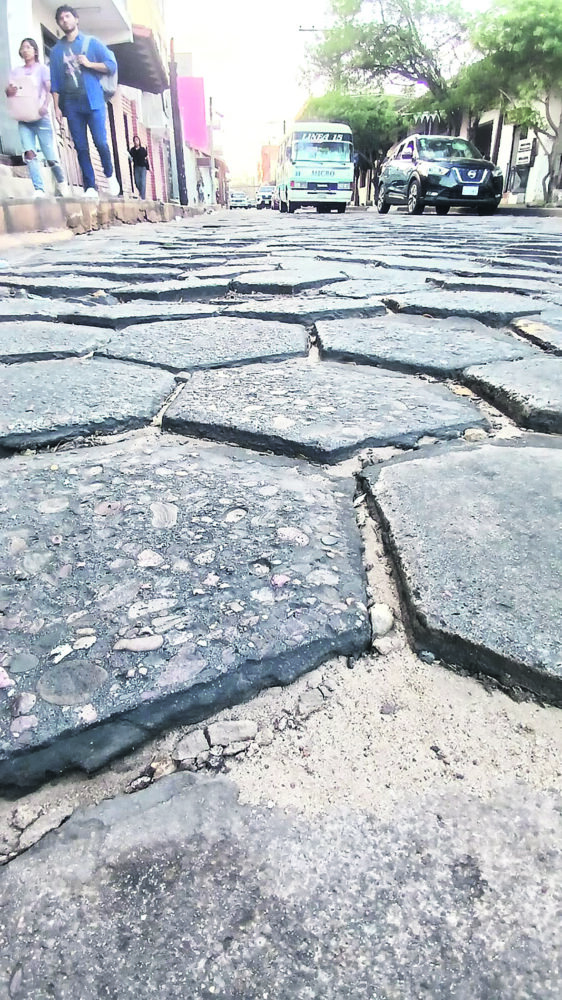 En distintas calles hay desniveles de las losetas /Fotos: Ricardo Montero y Fuad Landívar