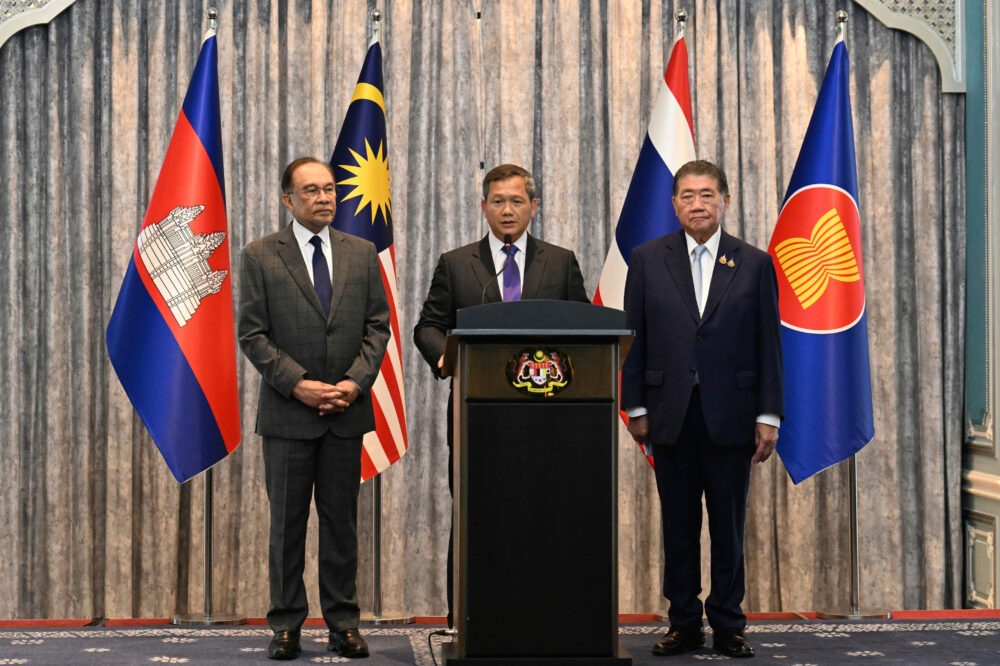 El primer ministro de Camboya, Hun Manet, en el centro, habla durante una rueda de prensa junto al primer ministro en funciones de Tailandia, Phumtham Wechayachai, a la derecha, y el primer ministro de Malasia, Anwar Ibrahim, tras las conversaciones sobre un posible alto el fuego entre Tailandia y Camboya en Putrajaya, Malasia, el lunes 28 de julio de 2025.