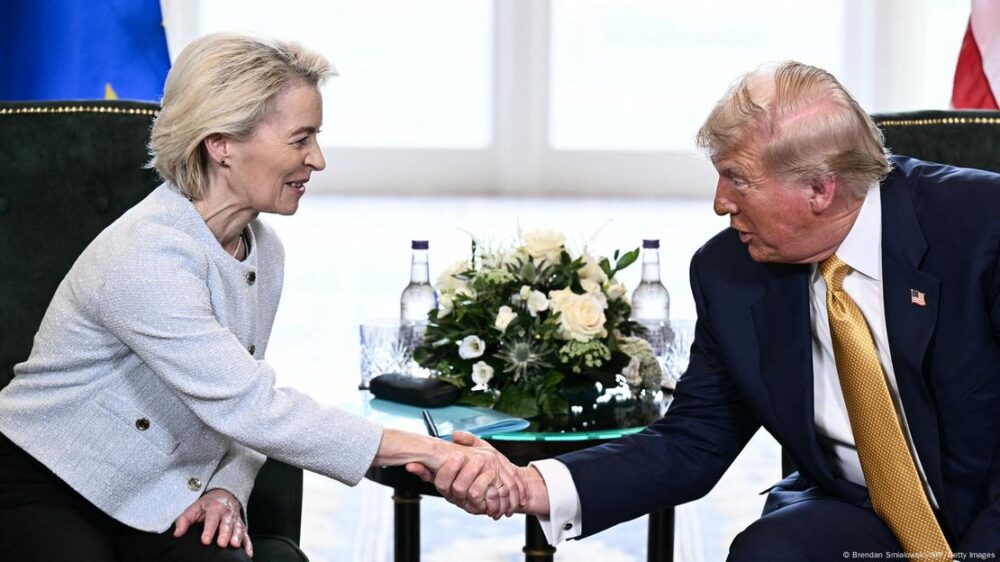 Donald Trump y Ursula von der Leyen se dan la mano en Tumberry, Escocia, este domingo (27.07.2025).