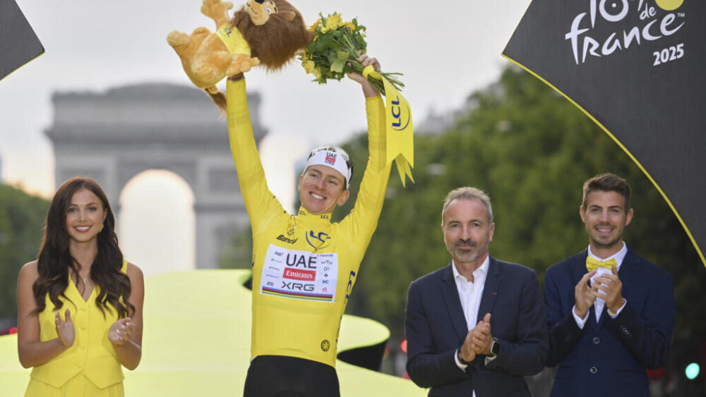 El esloveno Tadej Pogacar, ganador del Tour de Francia, celebra durante la ceremonia de presentación del Tour de Francia en los Campos Elíseos de París, Francia, el domingo 27 de julio de 2025. (Bernard Papon, Pool Photo vía AP)