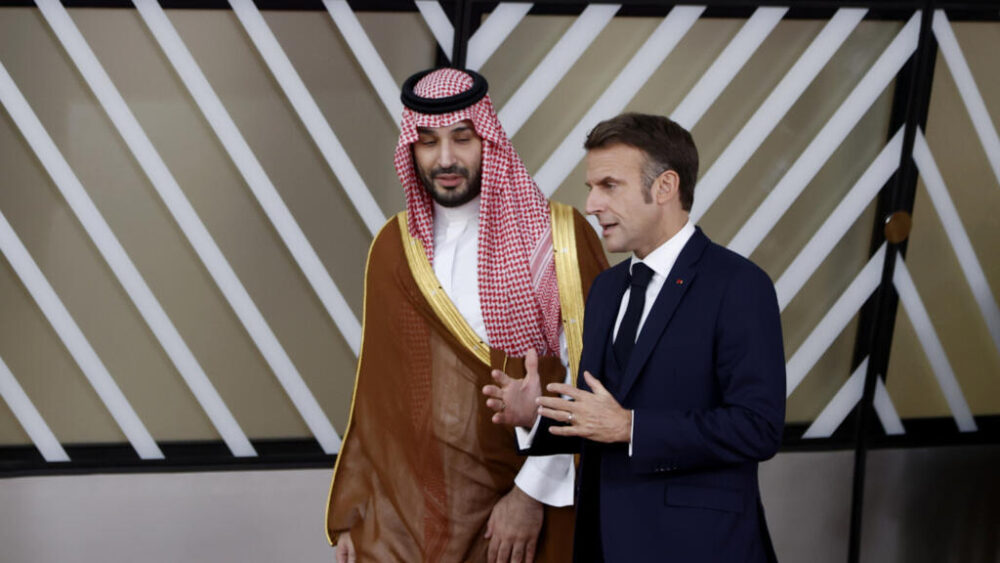 El presidente francés Emmanuel Macron conversa con el primer ministro y príncipe heredero de Arabia Saudita, Mohammed ben Salmane, durante una reunión entre la Unión Europea y el Consejo de Cooperación del Golfo en Bruselas, Bélgica, el miércoles 16 de octubre de 2024.