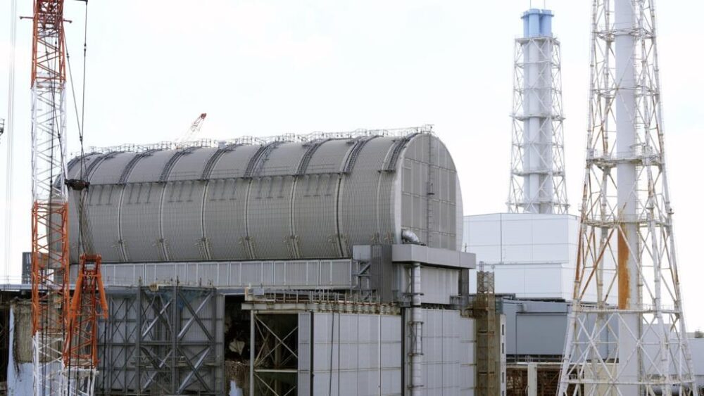 El reactor de la Unidad 3 cubierto con una carcasa protectora en la planta nuclear de Fukushima Daiichi, administrada por Tokyo Electric Power Company Holdings (TEPCO), se ve en la ciudad de Okuma, al noreste de Japón, el lunes 20 de febrero de 2025.