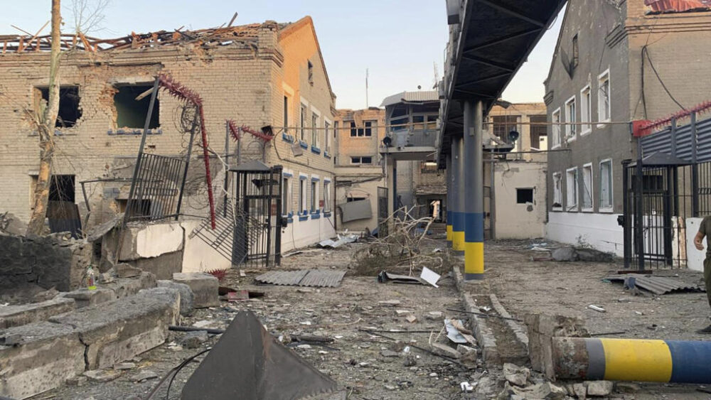 Esta imagen proporcionada por el Servicio Estatal Ejecutivo de Penales de Ucrania muestra una prisión dañada en la localidad de Bilenke, en la región ucraniana de Zaporiyia, tras un ataque que mató al menos a 17 presos el martes 29 de julio de 2025.