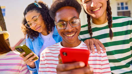 Estudio revela que los adolescentes casi no siguen las noticias bajo el influjo de las redes