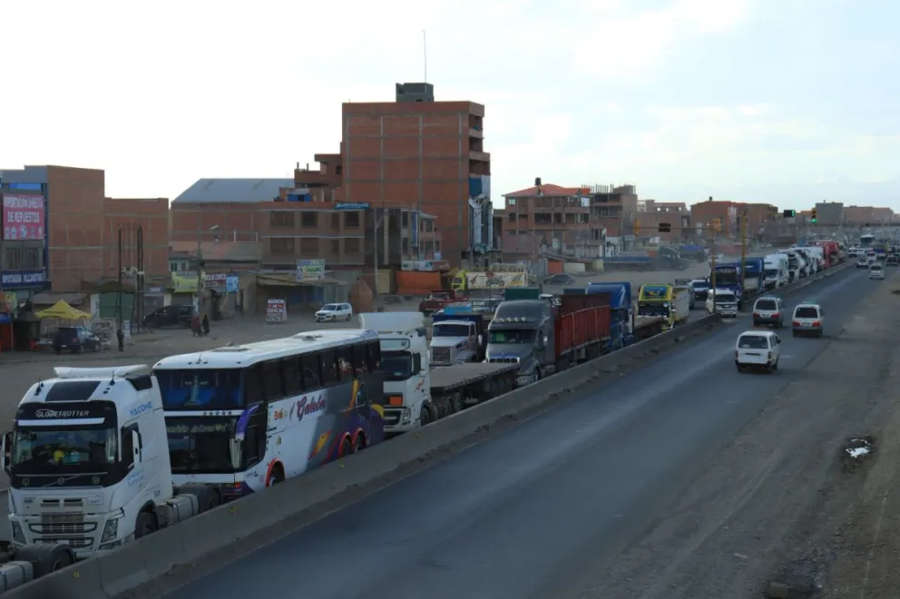 Las filas en demanda de combustible se mantienen desde hace varios meses en estaciones de servicio como la observada hace algunas semanas en la carretera La Paz-Oruro. Foto: APG
