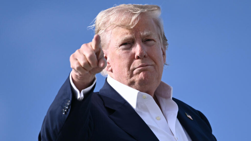 El presidente de EEUU, Donald Trump, se dispone a abordar su avión oficial, el Air Force One, el 29 de julio de 2025 en Lossiemouth, al noreste de Escocia