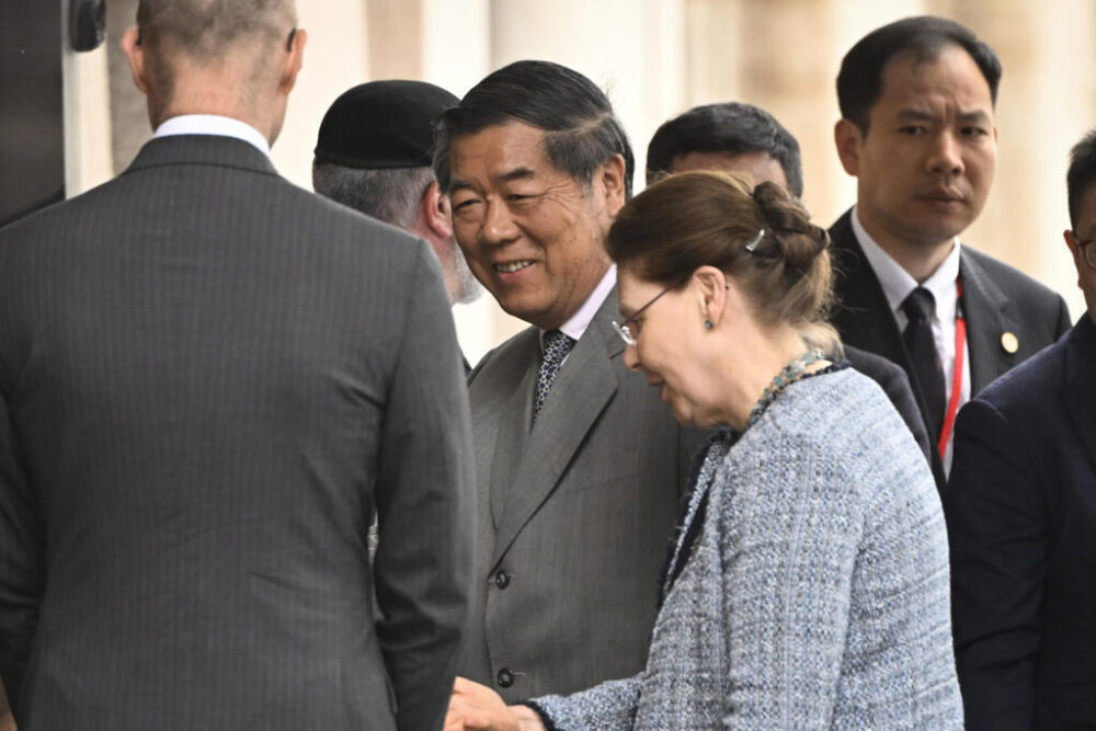 He Lifeng (centro), vice primer ministro chino, llega a la sede del gobierno sueco antes del segundo día de conversaciones comerciales entre con EEUU, el 29 de julio de 2025 en Estocolmo
