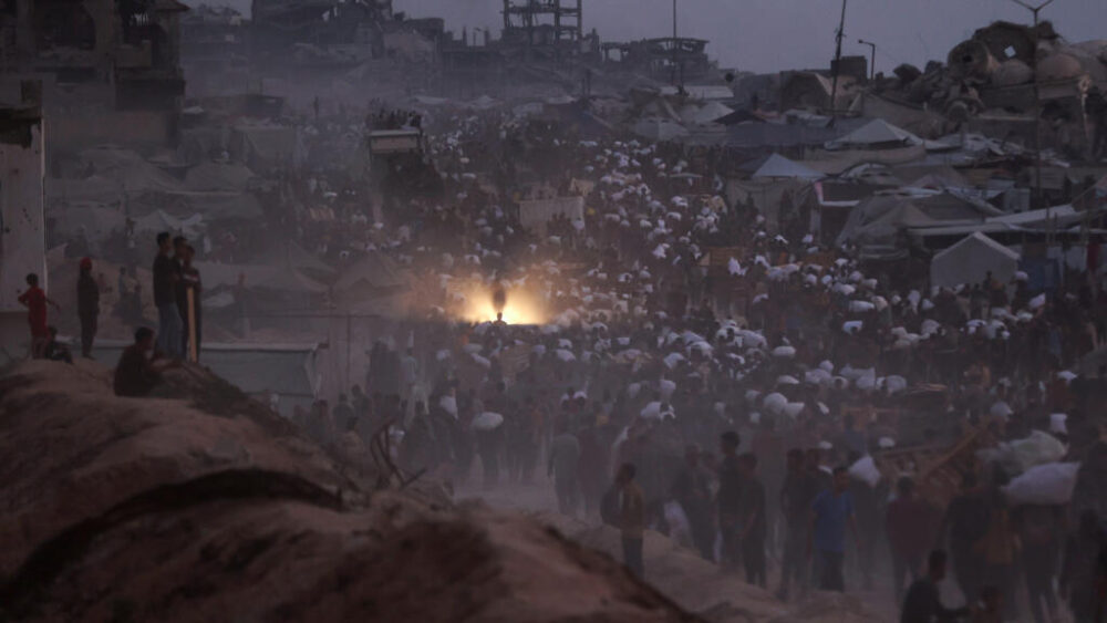 Palestinos con paquetes de ayuda humanitaria recogidos en Beit Lahia, en el centro de la Franja de Gaza, el 29 de julio de 2025
