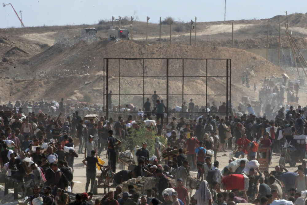 Palestinos esperan cerca de un punto de reparto de ayuda humanitaria en el centro de la Franja de Gaza, el 30 de julio de 2025