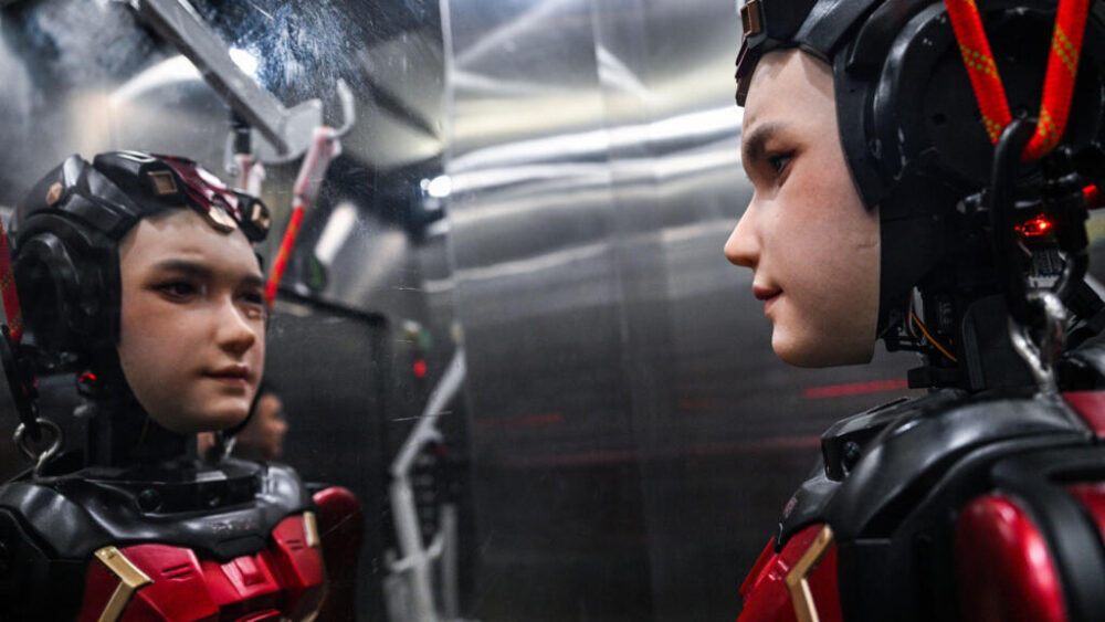 Un robot humanoide frente a un espejo en un ascensor durante la Conferencia Mundial sobre la Inteligencia Artificial (WAIC) en Shanghái, el 29 de julio de 2025