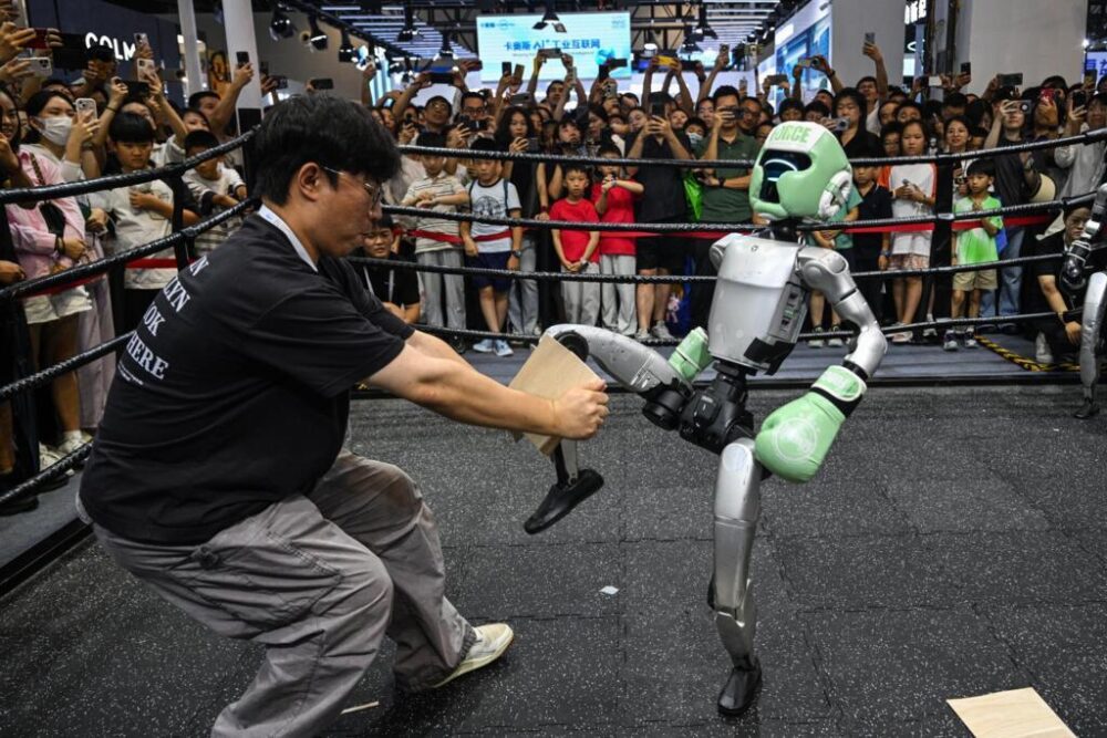 Un robot teledirigido de Unitree Robotics da una patada a un trozo de madera durante la Conferencia Mundial sobre la Inteligencia Artificial (WAIC) en el Centro Mundial de Exposiciones y Congresos de Shanghái, el 28 de julio de 2025