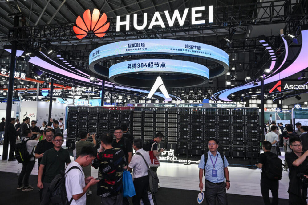Visitantes en el stand de Huawei durante la Conferencia Mundial sobre la Inteligencia Artificial (WAIC) en Shanghái, el 28 de julio de 2025