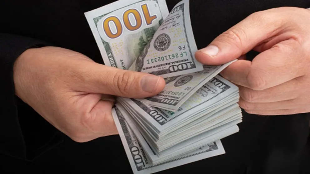 El dólar en el mercado paralelo tiene una cotización variable. Foto. ABI